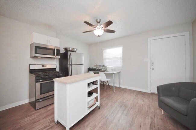 Foto del edificio - 2401 Manor Rd