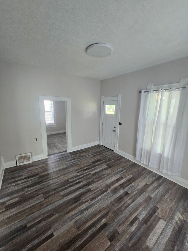 Foto principal - Charming 2-Bedroom, 1-Bathroom Home for Rent