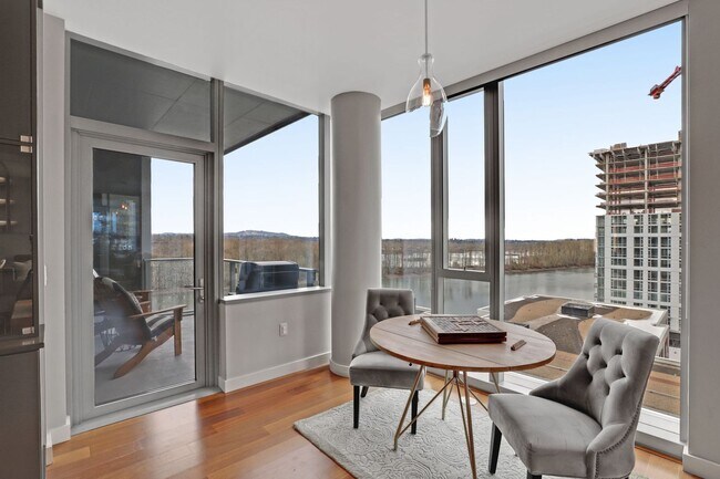 Foto del edificio - Elegant South Waterfront with 2 Parking Sp...