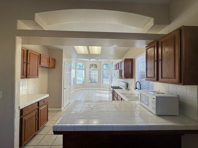 Foto del edificio - Spacious Northwest Bakersfield Home!