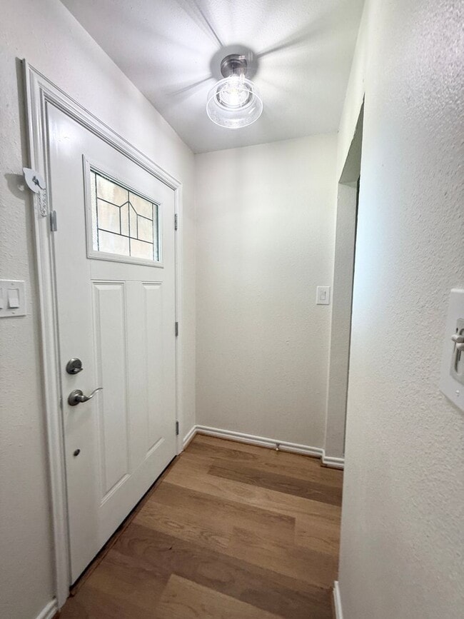 Building Photo - Elegant Recently Updated 3/2/2 Home in Ang...