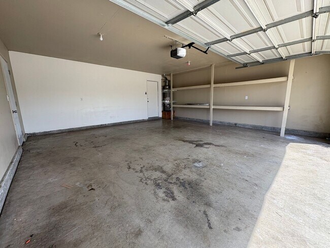 Building Photo - NE Visalia home Available Now!
