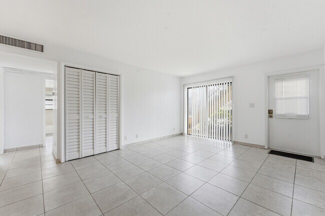 Foto del edificio - 2671 Riverside Dr