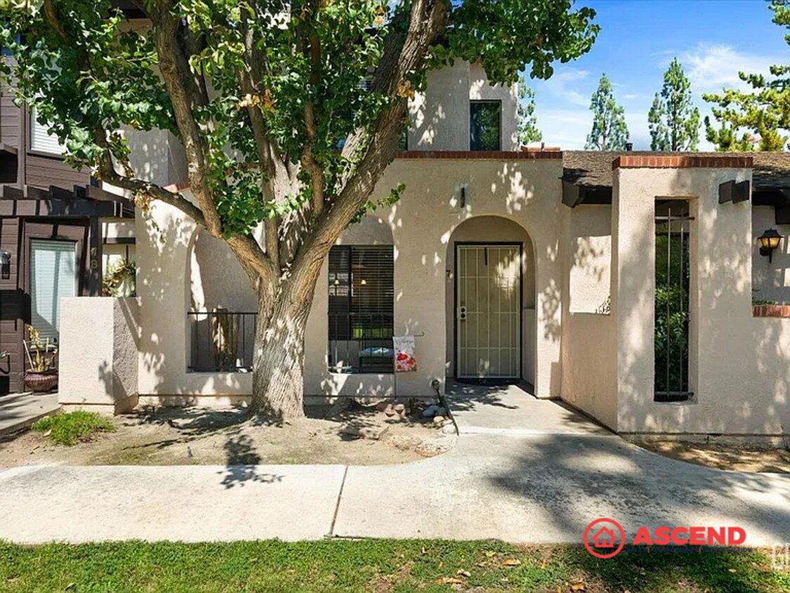 Primary Photo - Beautiful 2 Bedroom, 2 Bathroom Home with ...
