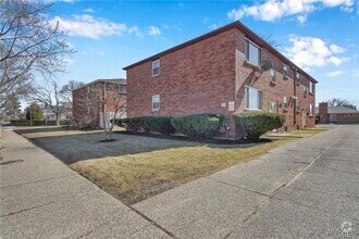 Building Photo - 626 Kenmore Ave