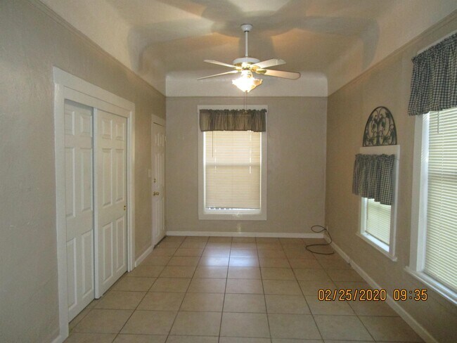 Foto del edificio - 385 E 12th St