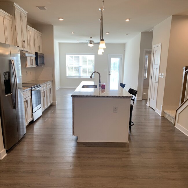 Building Photo - 325 Golan Cir