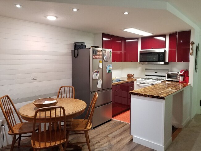 Foto del edificio - Chagrin Falls Condo for rent