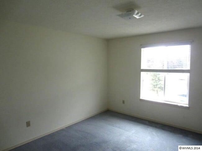 Building Photo - Triplex in Keizer