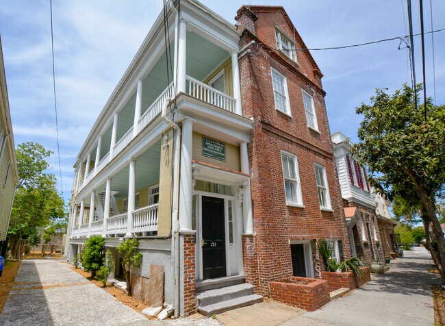 Foto del edificio - Beautiful Downtown Charleston Apartment