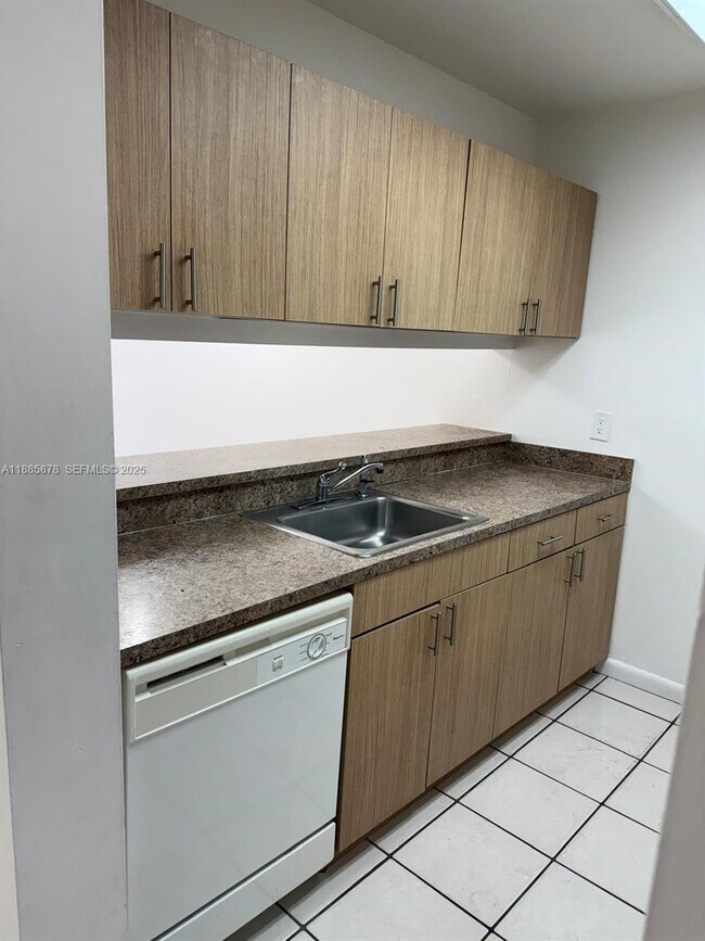 Foto del edificio - 8550 N Sherman Cir