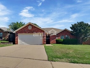 Building Photo - 818 La Sierra Ct