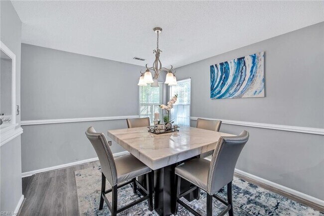 Foto del edificio - Beautiful 3-bed 2-bath Townhome