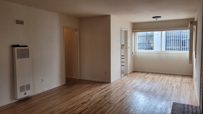 Building Photo - 11644 Montana Ave