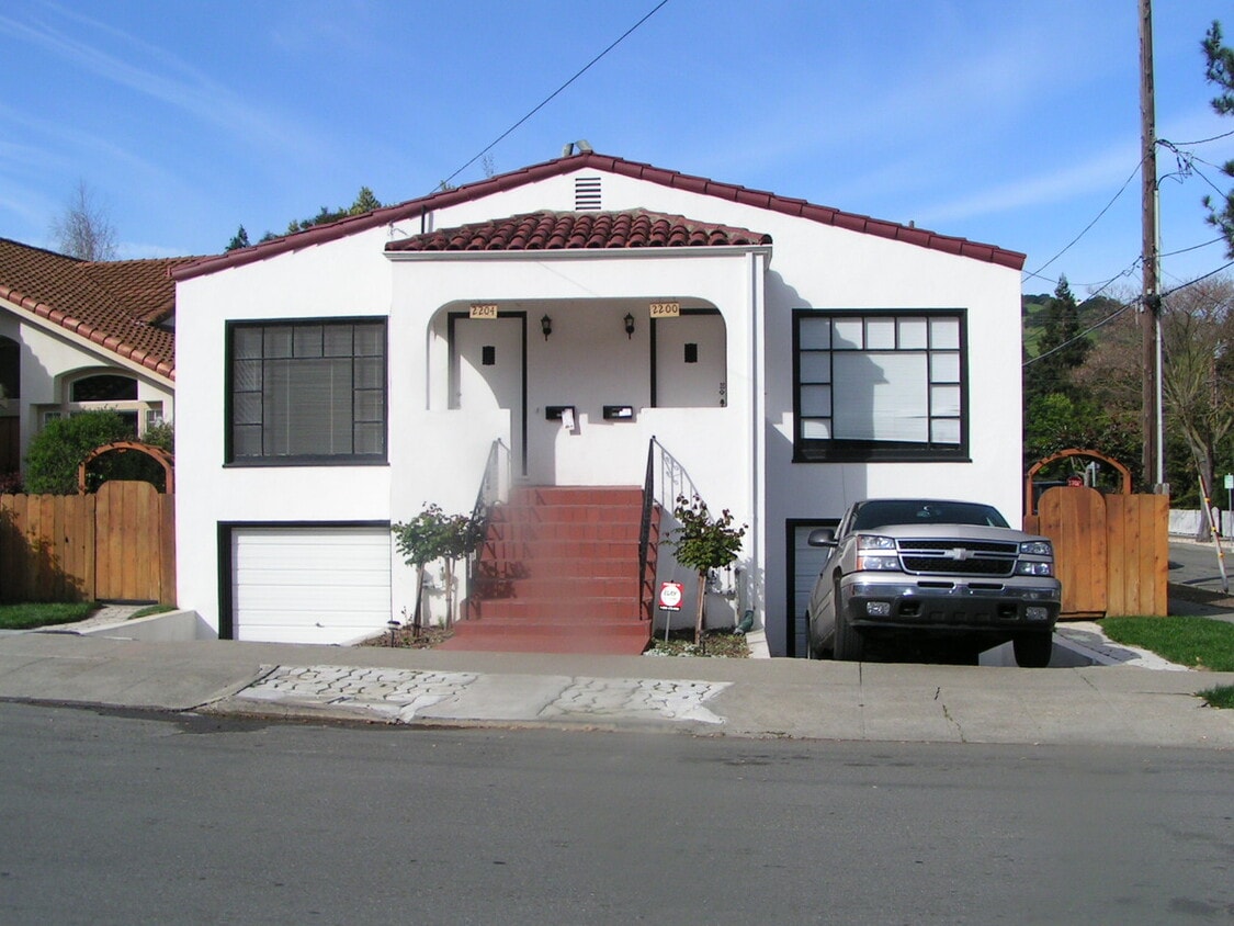 Primary Photo - 2204 Castro St