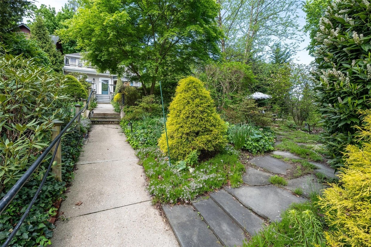 Primary Photo - 32 Crescent Dr