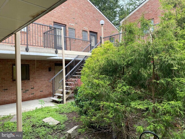 Building Photo - 804 Meadow Woods Ln