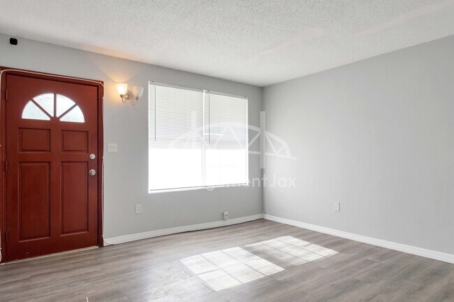 Foto del edificio - 6746 Helston Ct