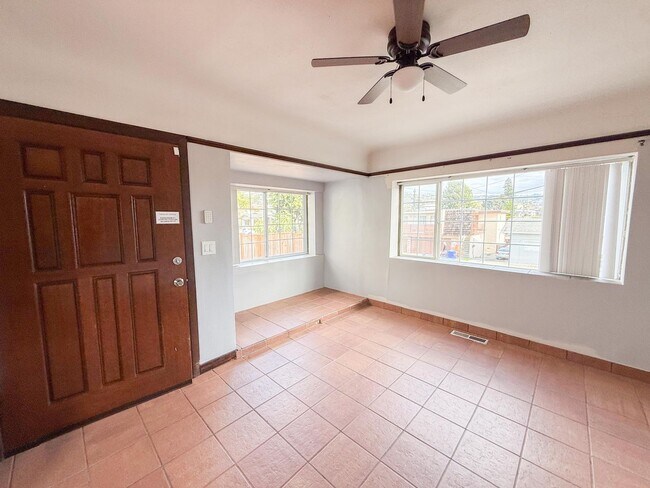 Foto del edificio - 4 bed 3 bath Single-family Home in Glenview/Lower Diamond area of Oakland