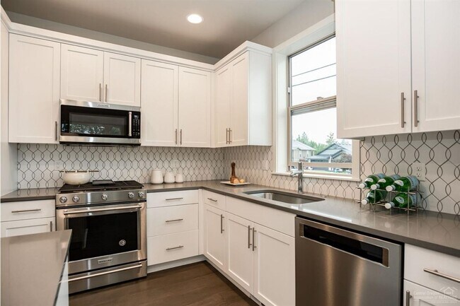 Building Photo - Stunning home NE Bend