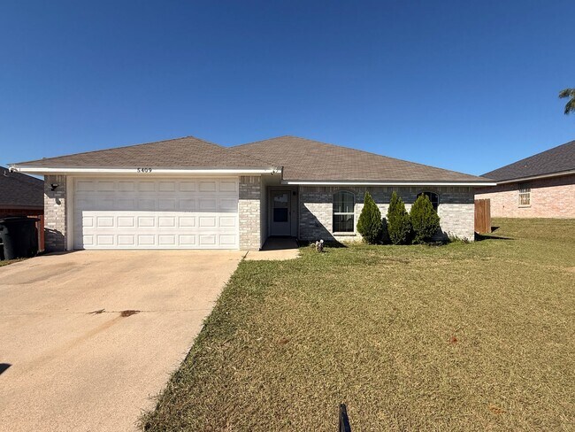 Building Photo - RENT SPECIAL - AVAILABLE NOW!