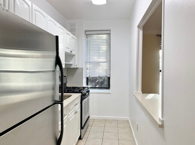 Building Photo - 210 Martine Ave