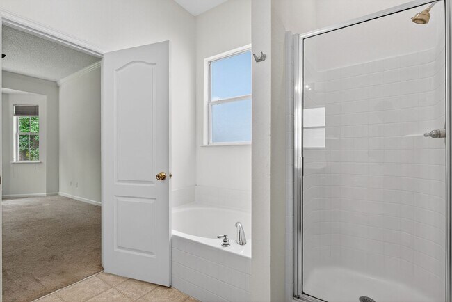 Building Photo - 872 Collinswood Dr W