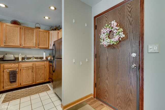 Building Photo - 5820 Oakwood Dr