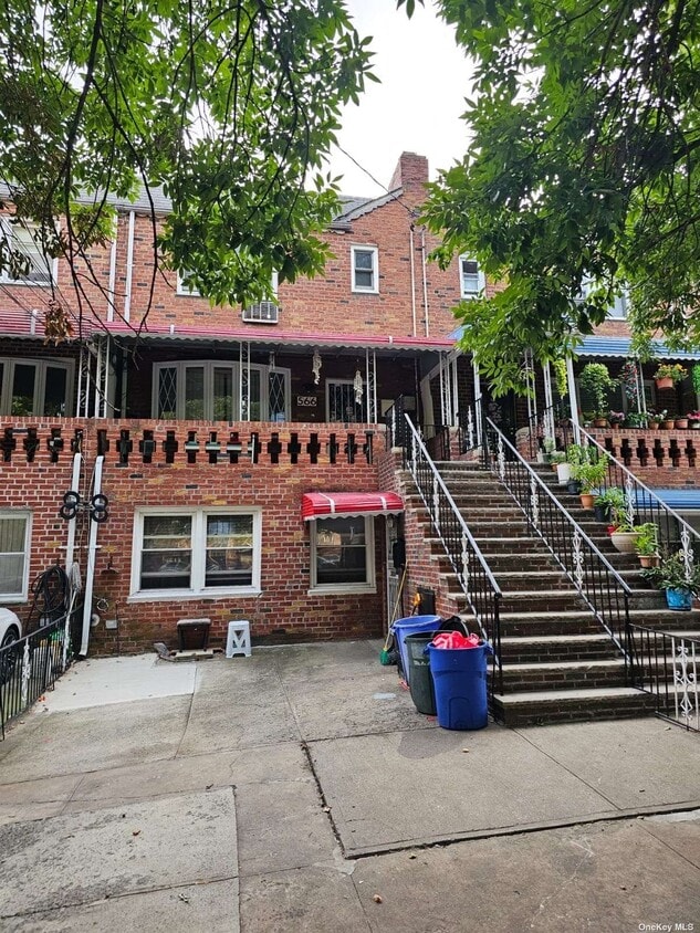 Primary Photo - 566 E 80th St