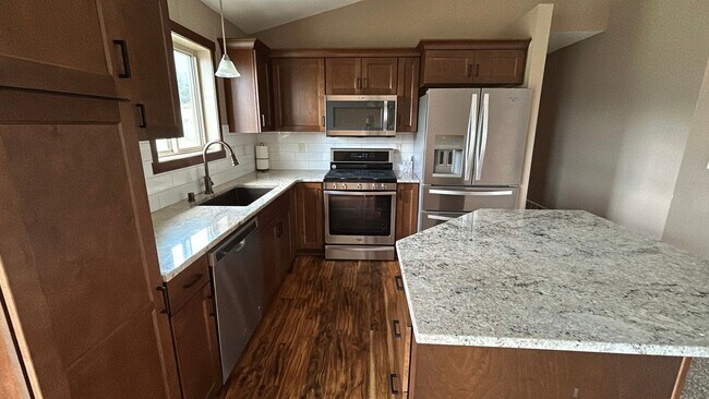 Building Photo - Beautiful and Spacious 4 Bedroom 3 Bath Av...