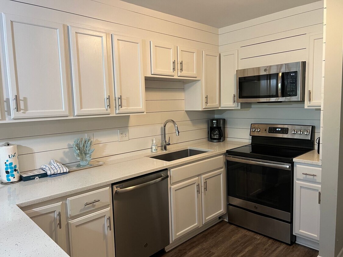 Primary Photo - Walk to the Beach! Beautifully Remodeled/F...