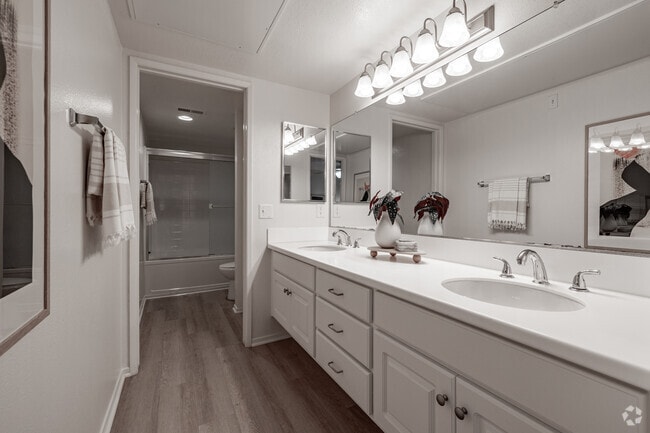 1BR, 1BA - 954SF - Bathroom - ARTÀ Apartments