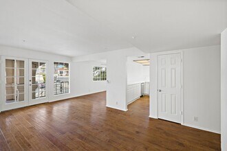 Building Photo - 501 Avenida Victoria