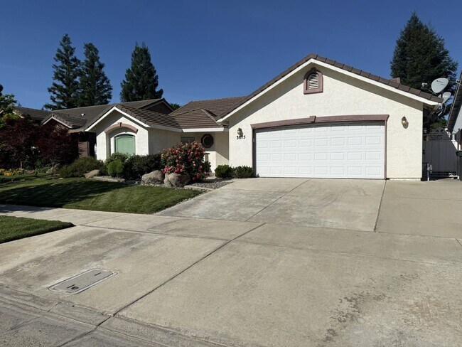 Foto del edificio - Charming 3-bedroom, 2-bath home in North Merced!
