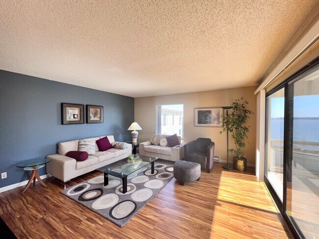 Foto del edificio - Large furnished one bedroom with spectacular water views