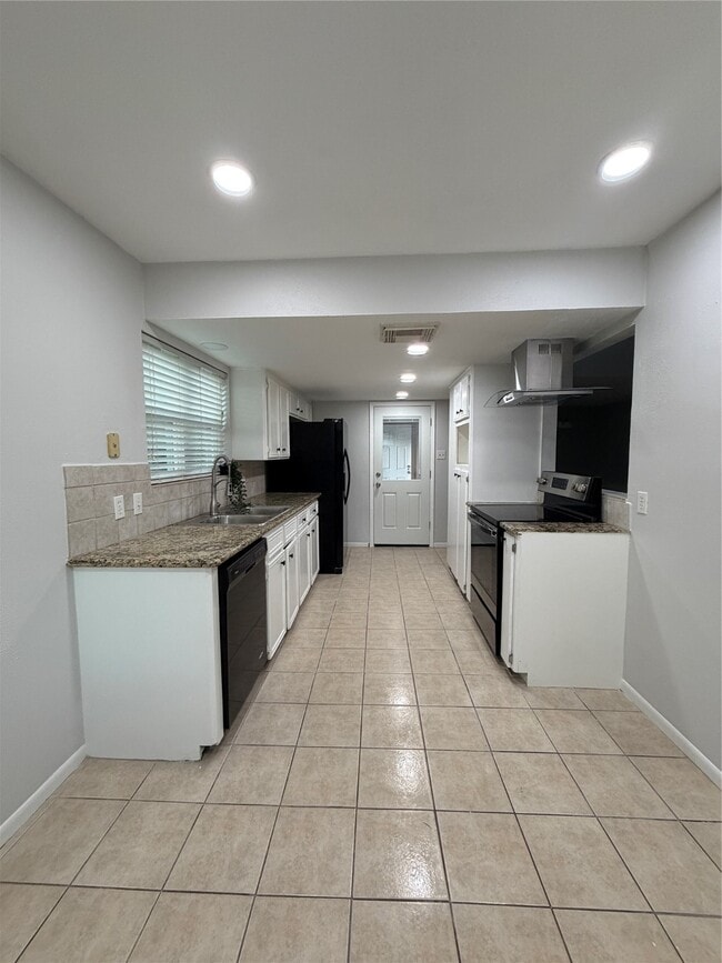 Building Photo - 16503 Gaeldom Dr