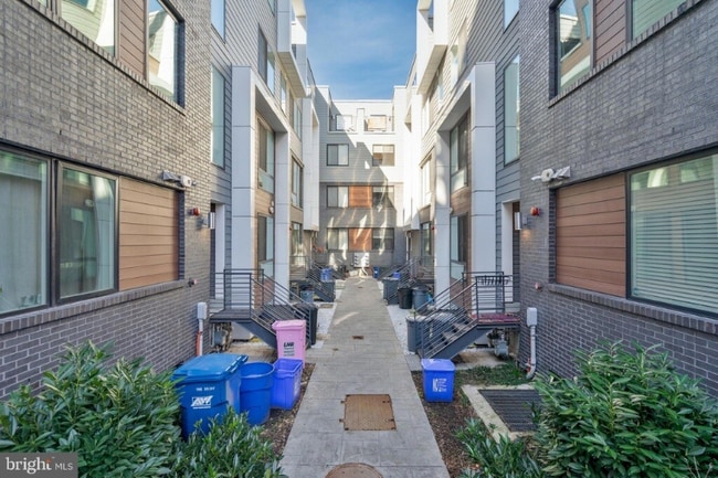 Photo - 1647 E Eyre St Apartment