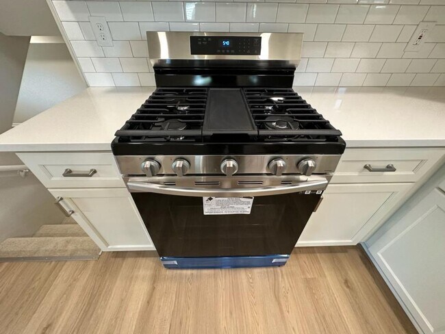 Foto del edificio - Immaculate 3 BD 2 BA Detached Home with Garage in Springfield, VA