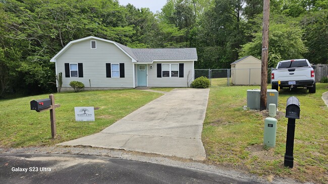 Building Photo - 912 Laurel Ln