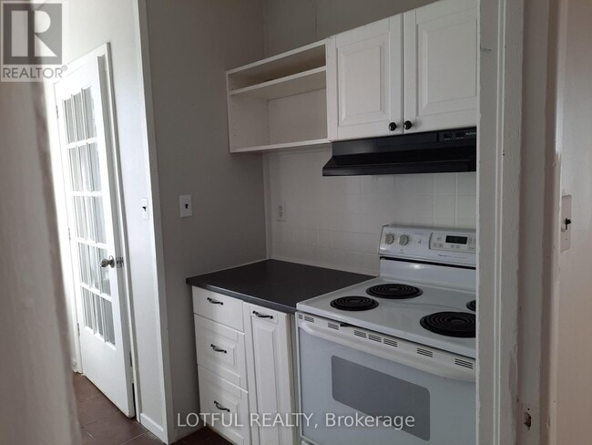 Building Photo - 2073 Dundas St