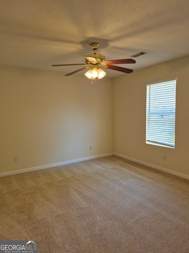 Building Photo - 9 Greenview Dr