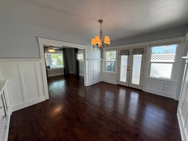 Building Photo - Charming 2 Bed / 1 Bath Corner Lot Home with Wraparound Porch