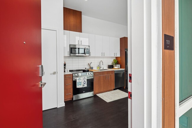 Building Photo - Modern 1-Bedroom with In-Unit Washer/Dryer...