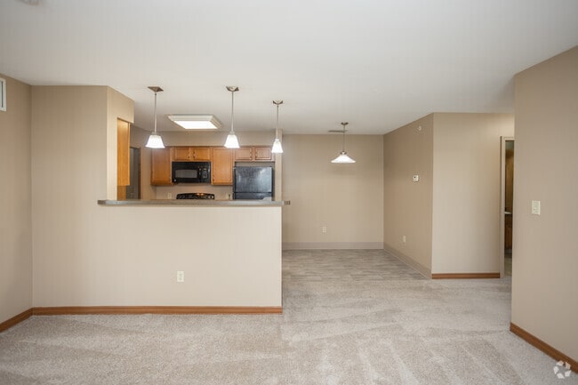 2BR, 2BA - 1,300SF - Deer Lakes Apartments