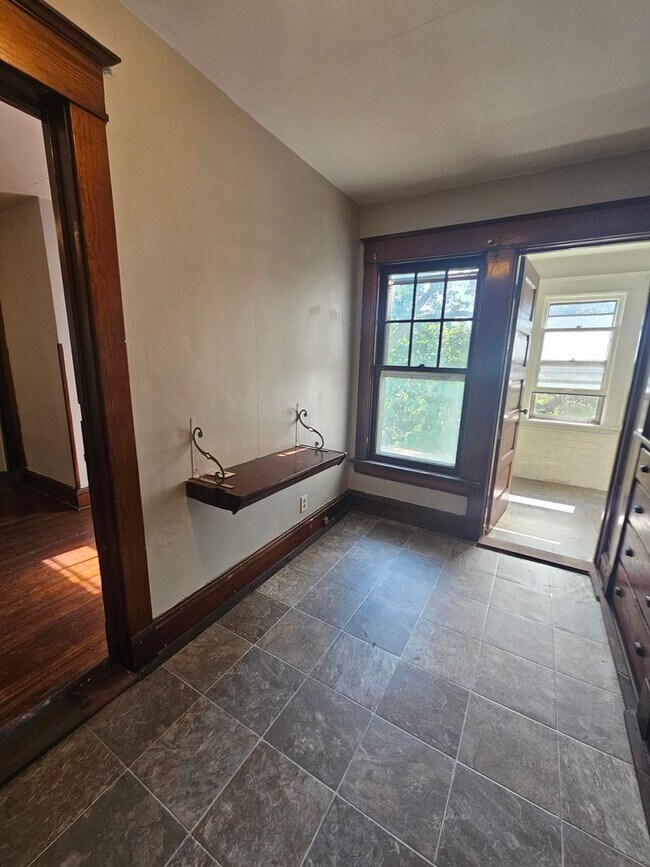 Foto del edificio - 1603 W 10th St