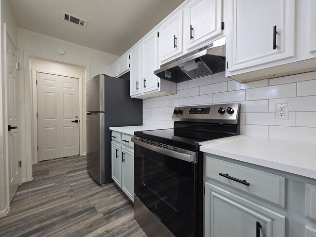 Foto del edificio - NEW IN MANAGEMENT - AVAILABLE NOW!