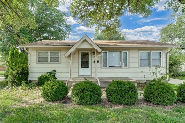 Building Photo - 554 S Circle Dr