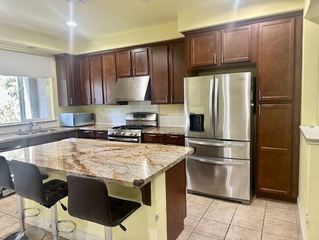 Building Photo - Modern Beautiful Townhome with Great Schoo...