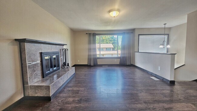 Foto del edificio - 3 Bed, 2 Bath 2 Story Home in Sought After...