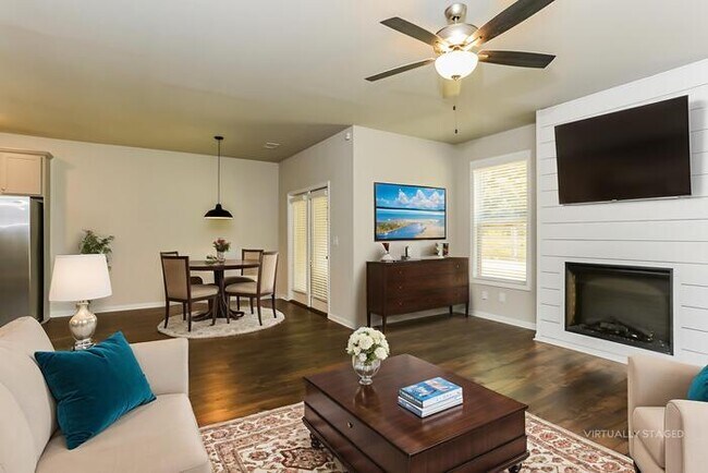 Building Photo - Adorable 3 Bedroom Townhome in Great Location